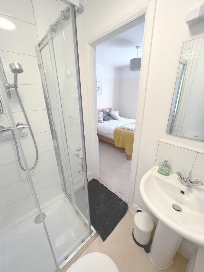 1 Ashford Road Guesthouse Redhill  Екстериор снимка