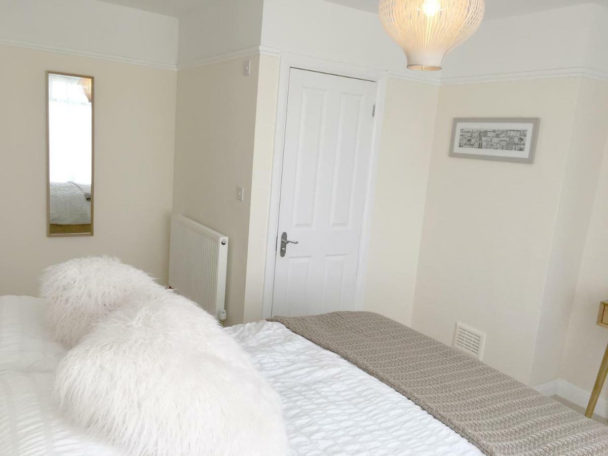 1 Ashford Road Guesthouse Redhill  Екстериор снимка