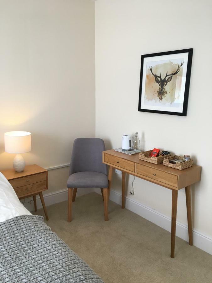 1 Ashford Road Guesthouse Redhill  Екстериор снимка
